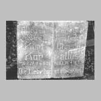 022-1033 Dieser Grabstein von zwei Kindergraebern in Gold-bach wird von der wolgadeutschen Familie Borger verwahrt.jpg